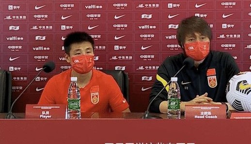 武磊很感动李铁为他回击质疑,切身体会在国外踢球的艰难